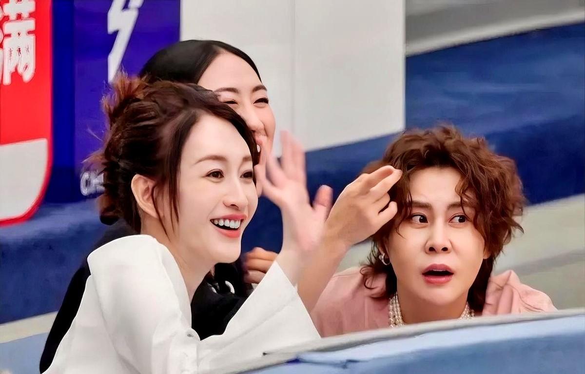 王濛，真把娱乐圈当自己家了。

别人后台忙着补妆，她掏出胶带粘开裂的运动鞋，根本