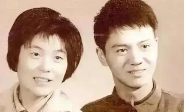 1979年，上海知青戴建国在知青返城潮中，执意迎娶精神受创的农村姑娘程玉凤。新婚