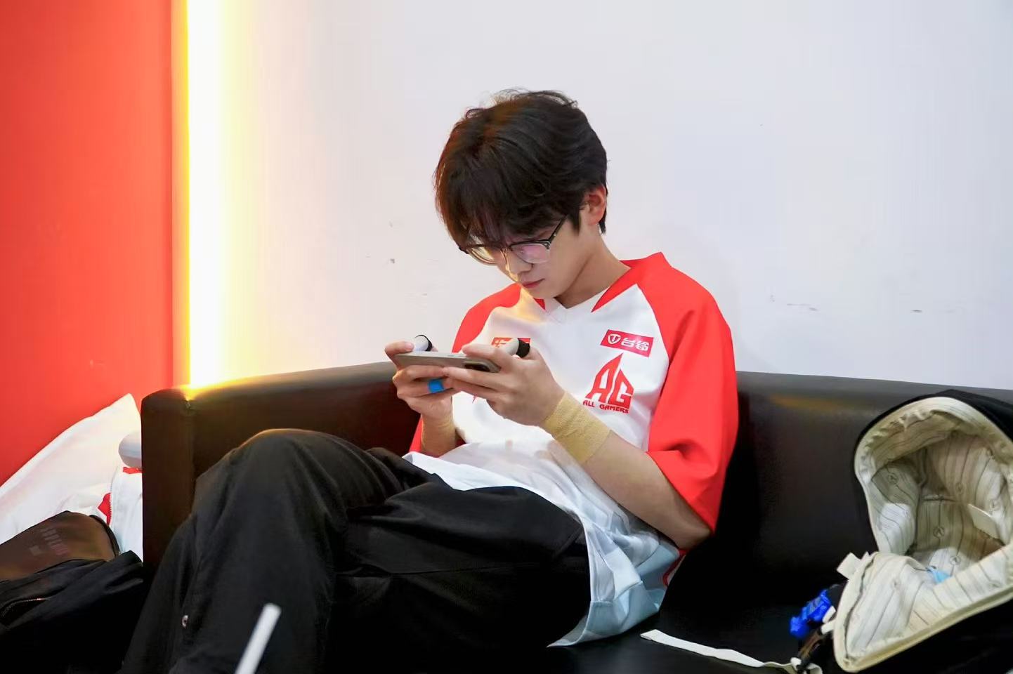 AG花花又双叒叕是淘汰王 实力说话淘汰加冕，恭喜花花37淘汰再夺周淘汰王，继续猛