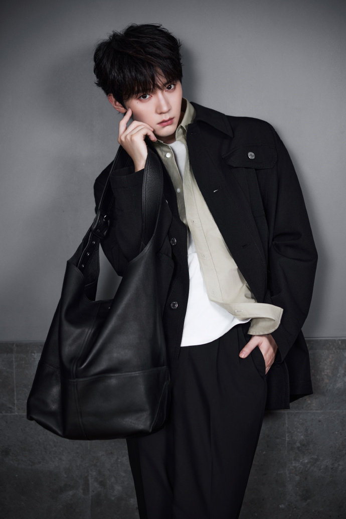 周翊然巴黎时装周出发图 周翊然启程巴黎时装周周翊然巴黎时装周出发图，周翊然启程巴