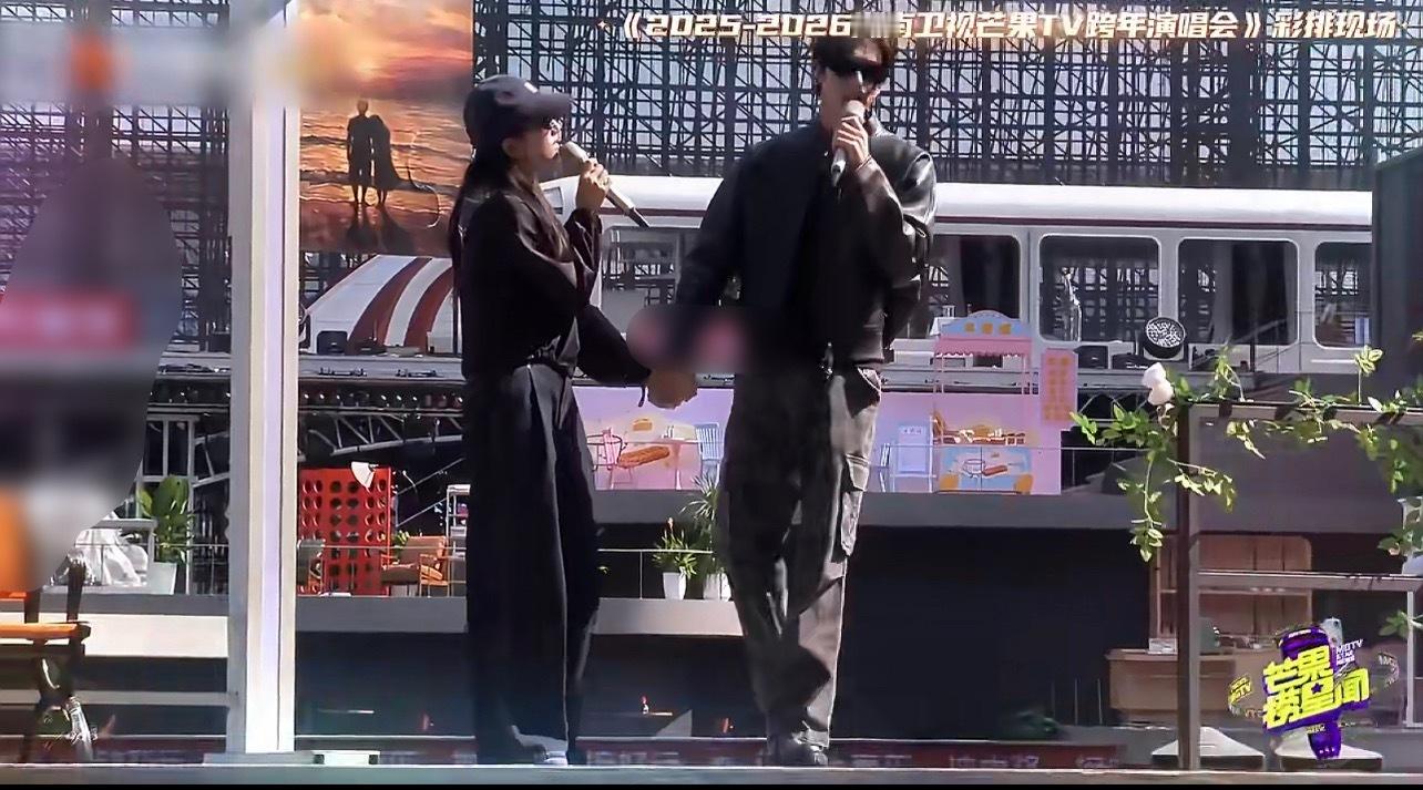 宋威龙张婧仪牵手宋威龙张婧仪牵手舞台宋威龙张婧仪跨年舞台上牵手，给我甜的嘴角下不