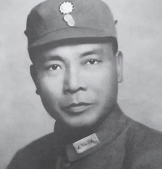 1949 年上海码头，京沪杭警备总司令汤恩伯登船赴台，身边妻妾儿女环绕，苦苦哀求
