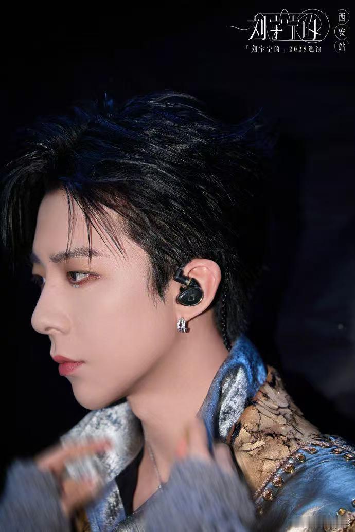 刘宇宁真上天了 谁懂啊！在江边抬头就撞见刘宇宁的痛艇！蓝天当背景板，他的笑容比阳