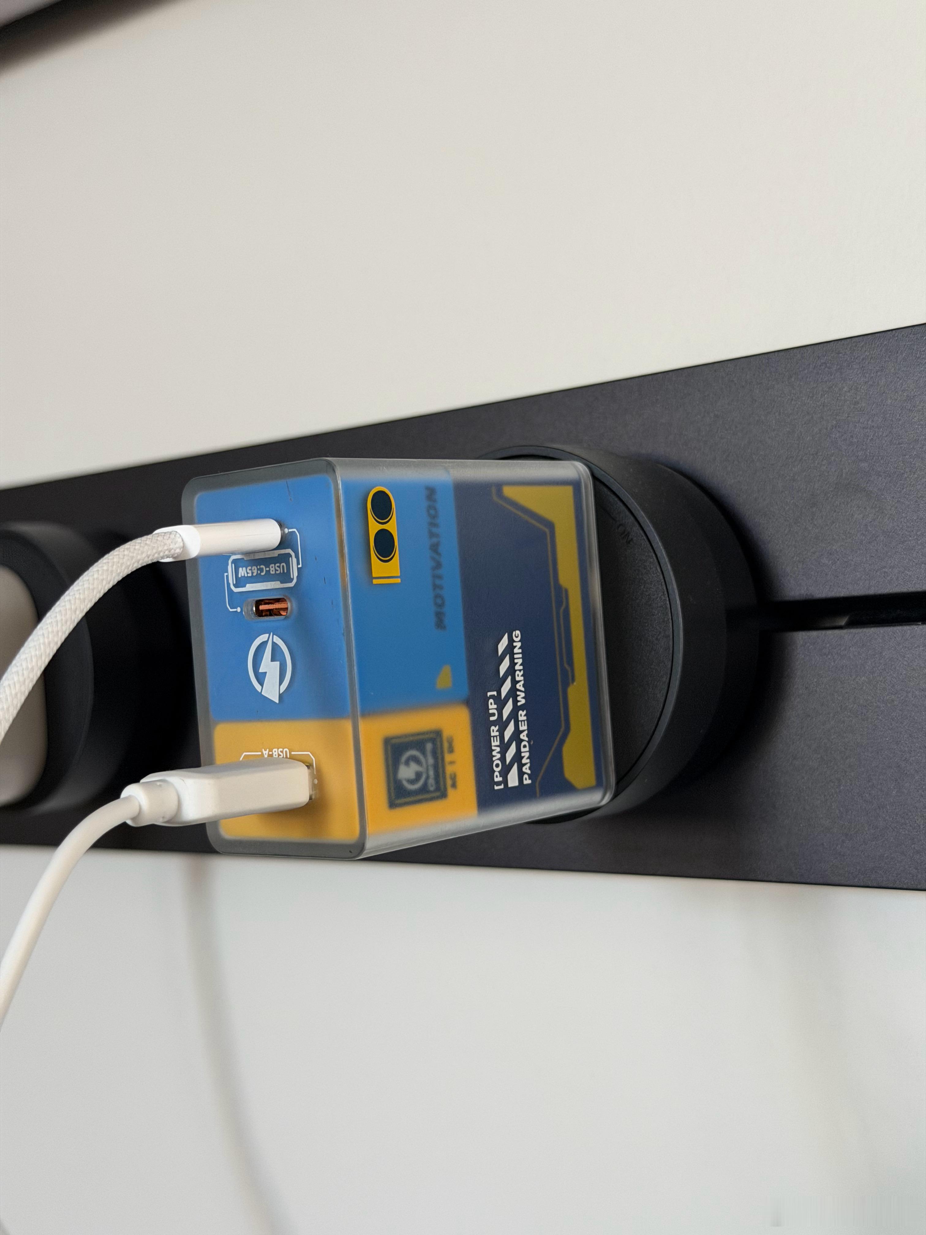 手机充电器千万不要一直插着不拔还有这个说法除了带充电器出门几乎没有拔过现在的充电