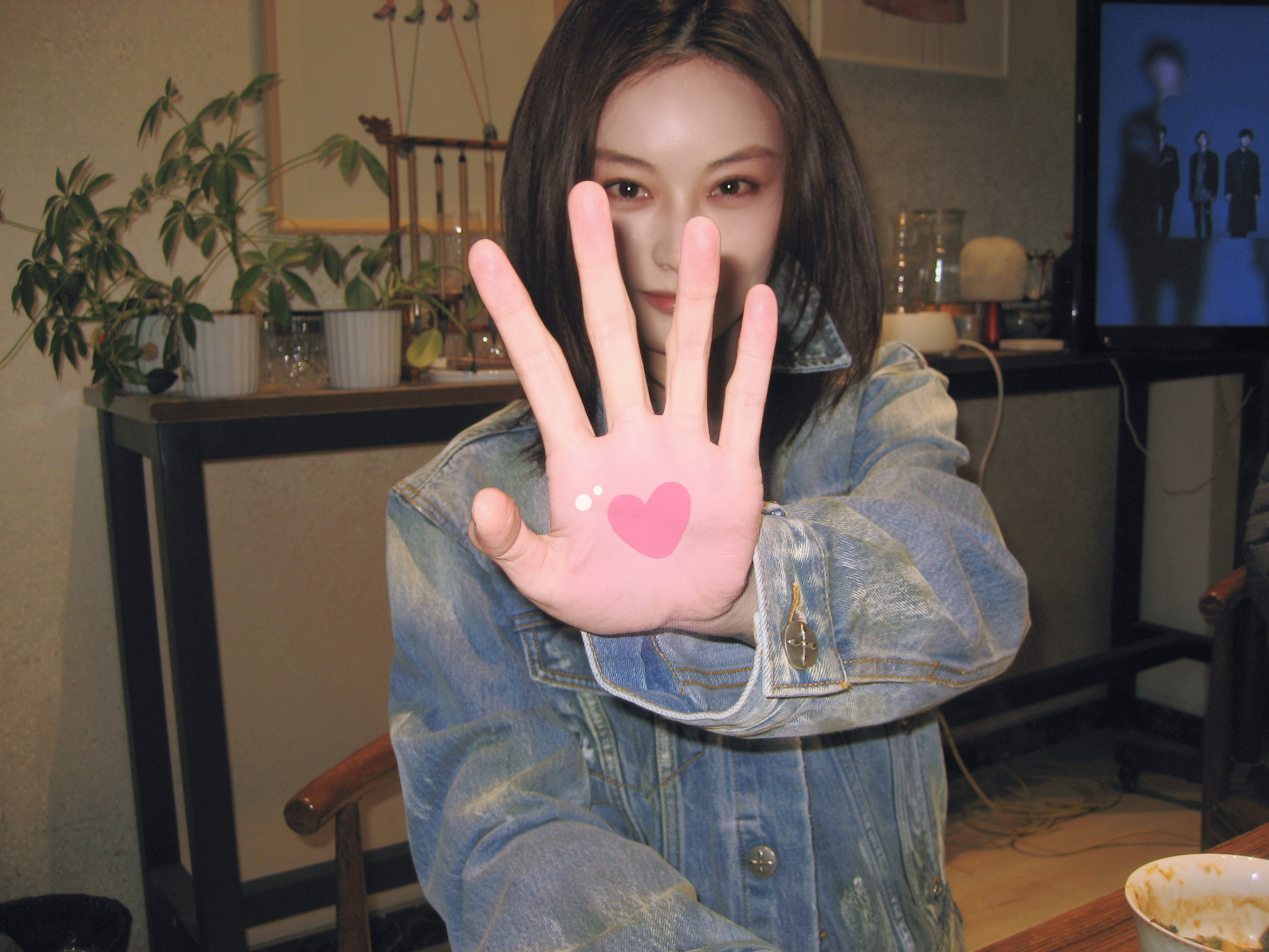 当你有个热爱记录的伙伴你就会在一个夜晚获得一些奇奇怪怪的照片： 