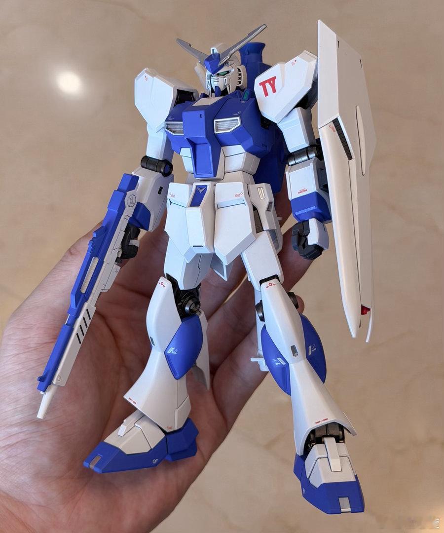 hg 牛高达勇气式照着网上大佬们提供的作例和配色思路劳烦代工哥做的，虽然代工哥说