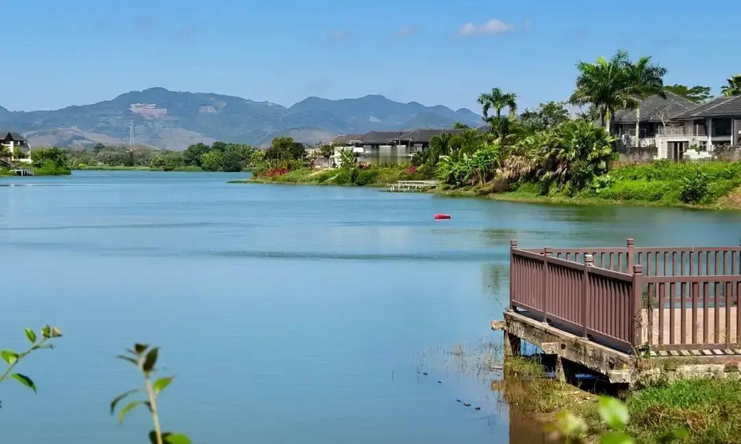 34岁女儿把亲妈微信拉黑，就因为天天被催婚。
中秋家宴上，母亲又当众甩出相亲男的