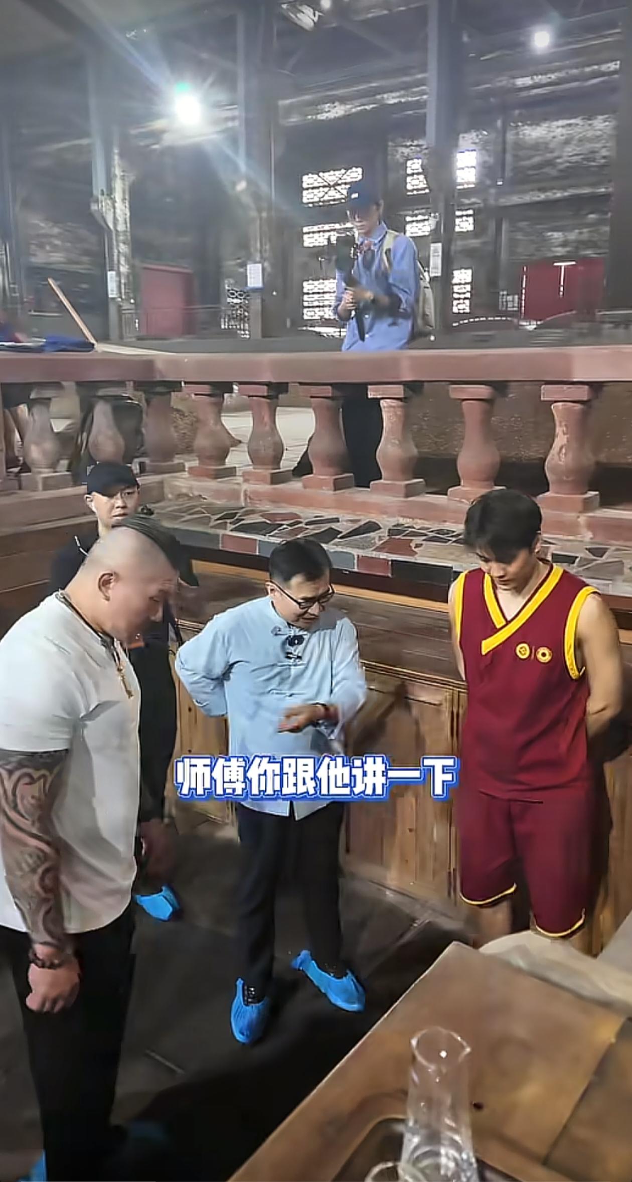 台湾馆长获悉001号酒是为统一后的台湾预留的，惊喜不已。台湾馆长与泸州老窖馆长会