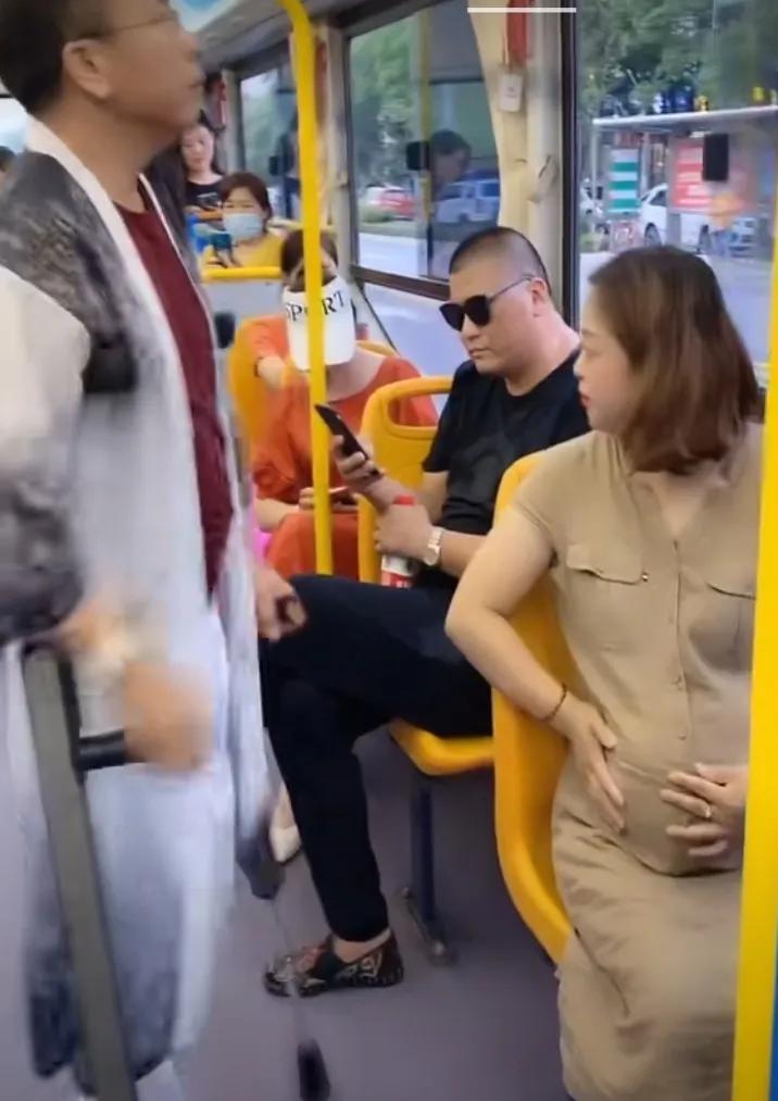 公交车上的小插曲：孕妇与乘客的互动时刻。关爱弱势群体是中华民族的美德，只要人人都