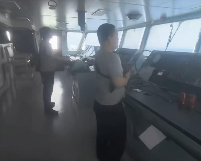 中国船员拍下惊险瞬间，他们的货轮被海盗盯上了，几艘可以游艇突然逼近滚轮，船员立马