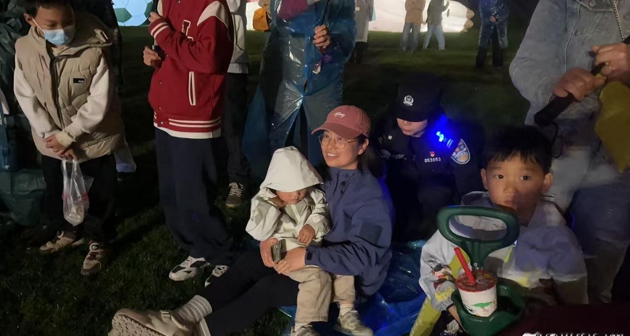 【风雨中坚守  细节处暖心】春雨淅沥，热情不减。为护航“苏超”联赛红梅公园第二现