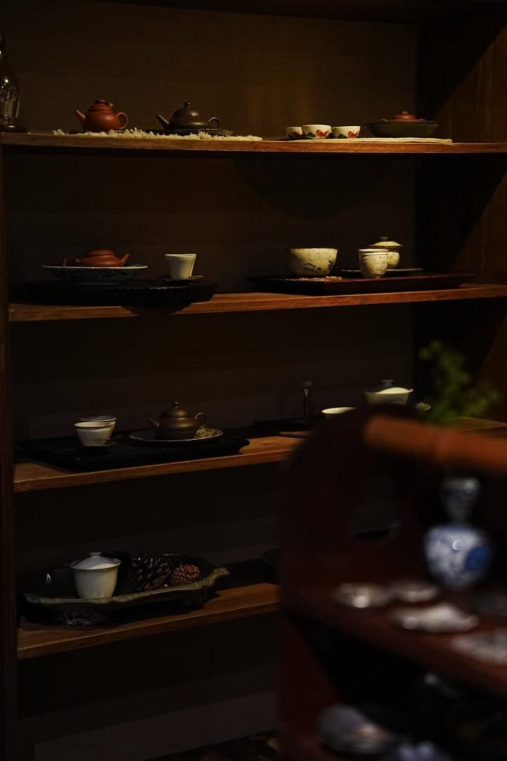 品茶赏器交友  茶要历经滚水，才能散发深藏的香气。人要淌过世味，才能养出一身的静