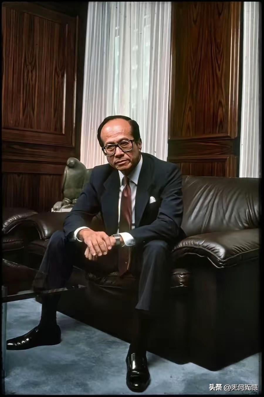 李嘉诚，50多岁的时候，头发也并不是很多了，也许他的额头本来就宽阔，所以到了今天