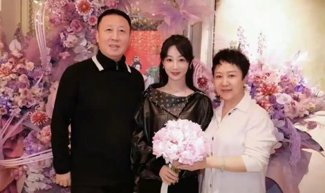 杨紫33岁生日，和父母合照。杨紫长得太像爸爸了 