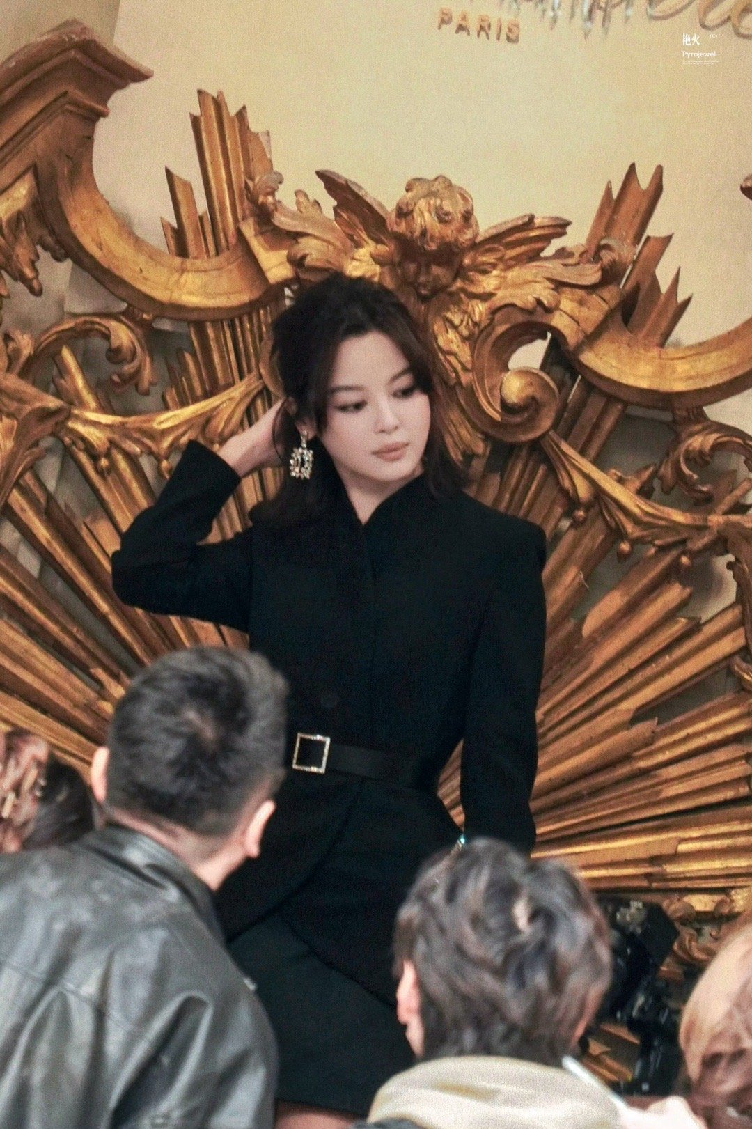 辛芷蕾巴黎时装周新造型 辛芷蕾在Roger Vivier秋冬静态展上用最纯粹的黑