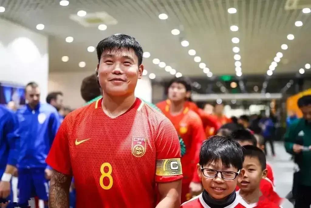 蔡慧康因讽刺球迷“修灯泡”，被罚20万元，真是得不偿失！

输球后讽刺球迷，蔡慧