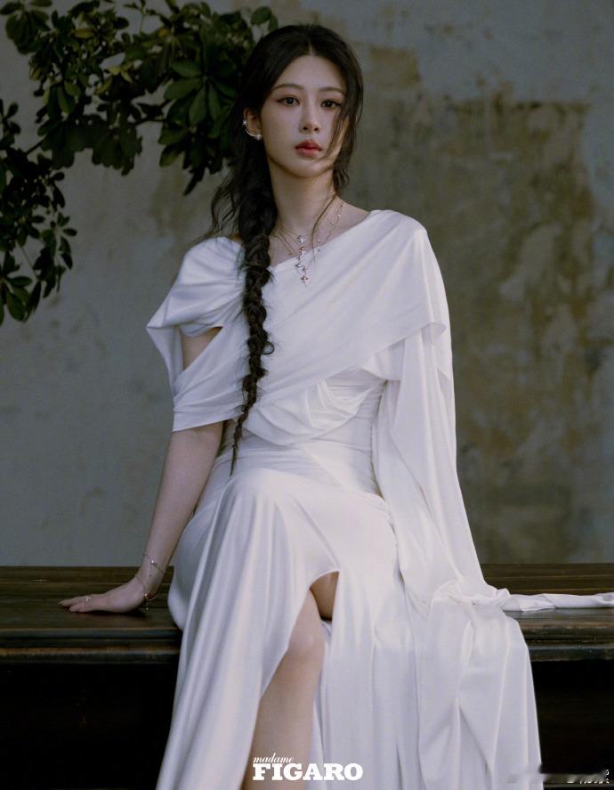 #杨紫杂志解锁5套高定##杨紫演绎5套高定LOOK#杨紫以五套高定造型登场，时尚