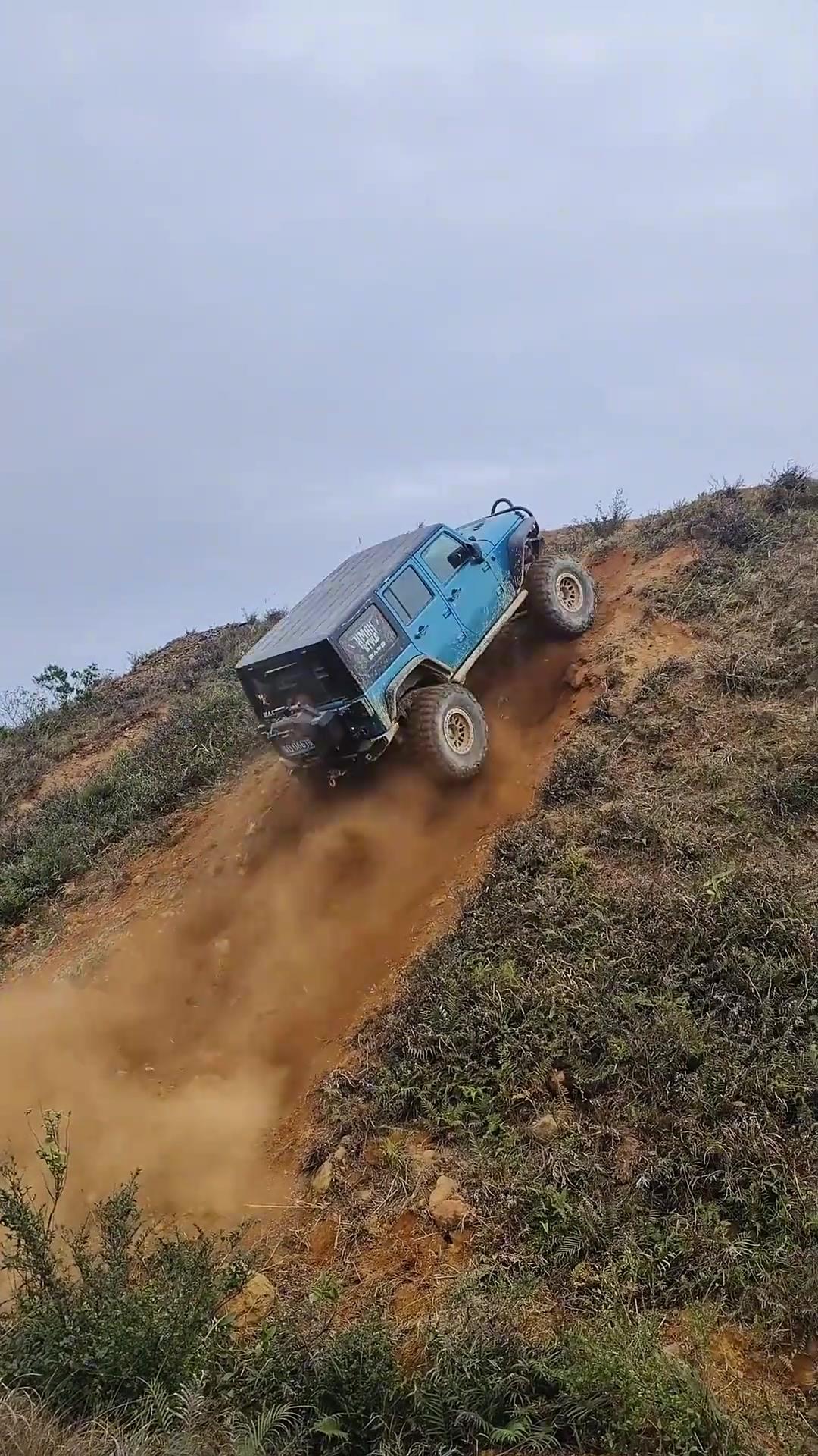 分享一段关于越野中爬坡的经验和技巧
越野爬坡最关键的，不是猛踩油门，而是稳住节奏