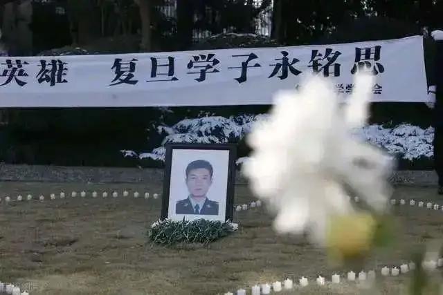 “烈士的命就换来了 18 个白眼狼！”2010年，24 岁民警用生命救出 18 