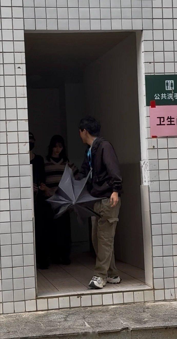 别人出发图 杨超越出厕图 笑不活了！别人晒美美的出发图，杨超越直接喜提学校“最烂