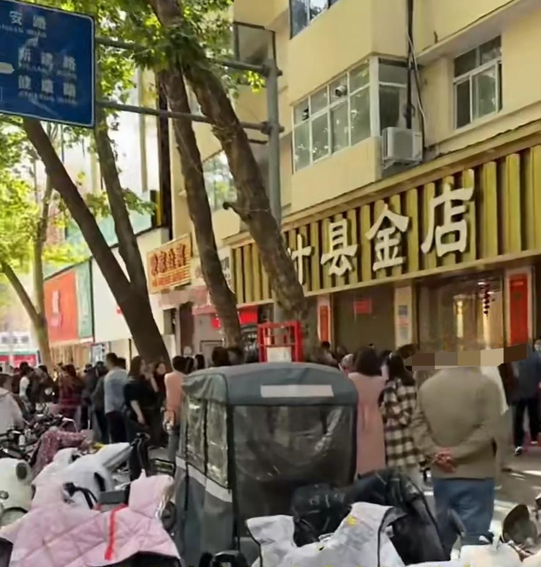 若不是看到金店老板疑似跑路的新闻，我真不知道，金店居然还有理财的业务！

当然这