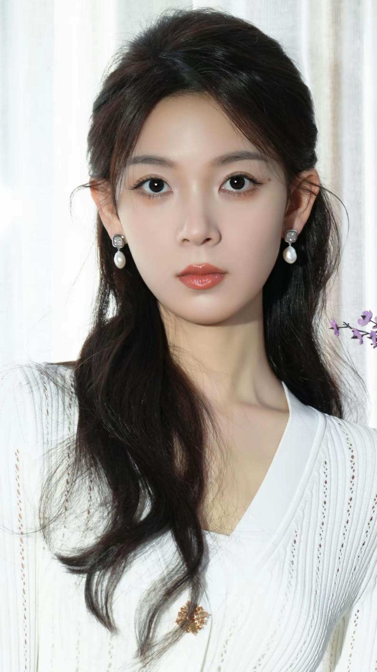 |静水深流藏秋意，渊下涡盘自翻腾。