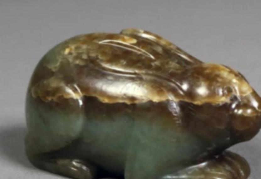 1978年，河南一男子蹲在集市摊位前，上下打量一枚小巧的玉兔许久，摊主以为大生意