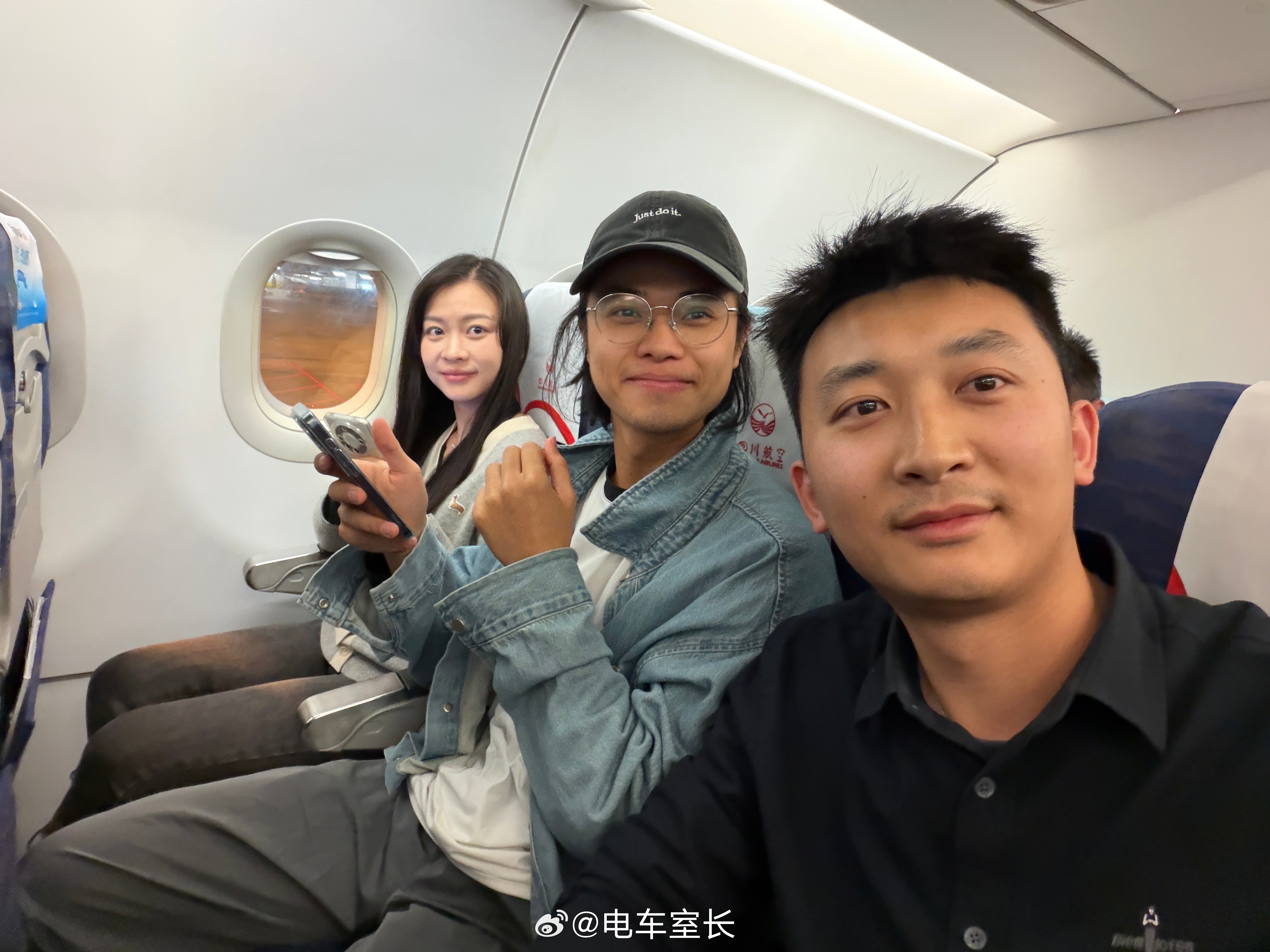 因为腿比较长想要坐宽松点我坐飞机的时候都会选过道的座位但是每次我都怕过道的人行李