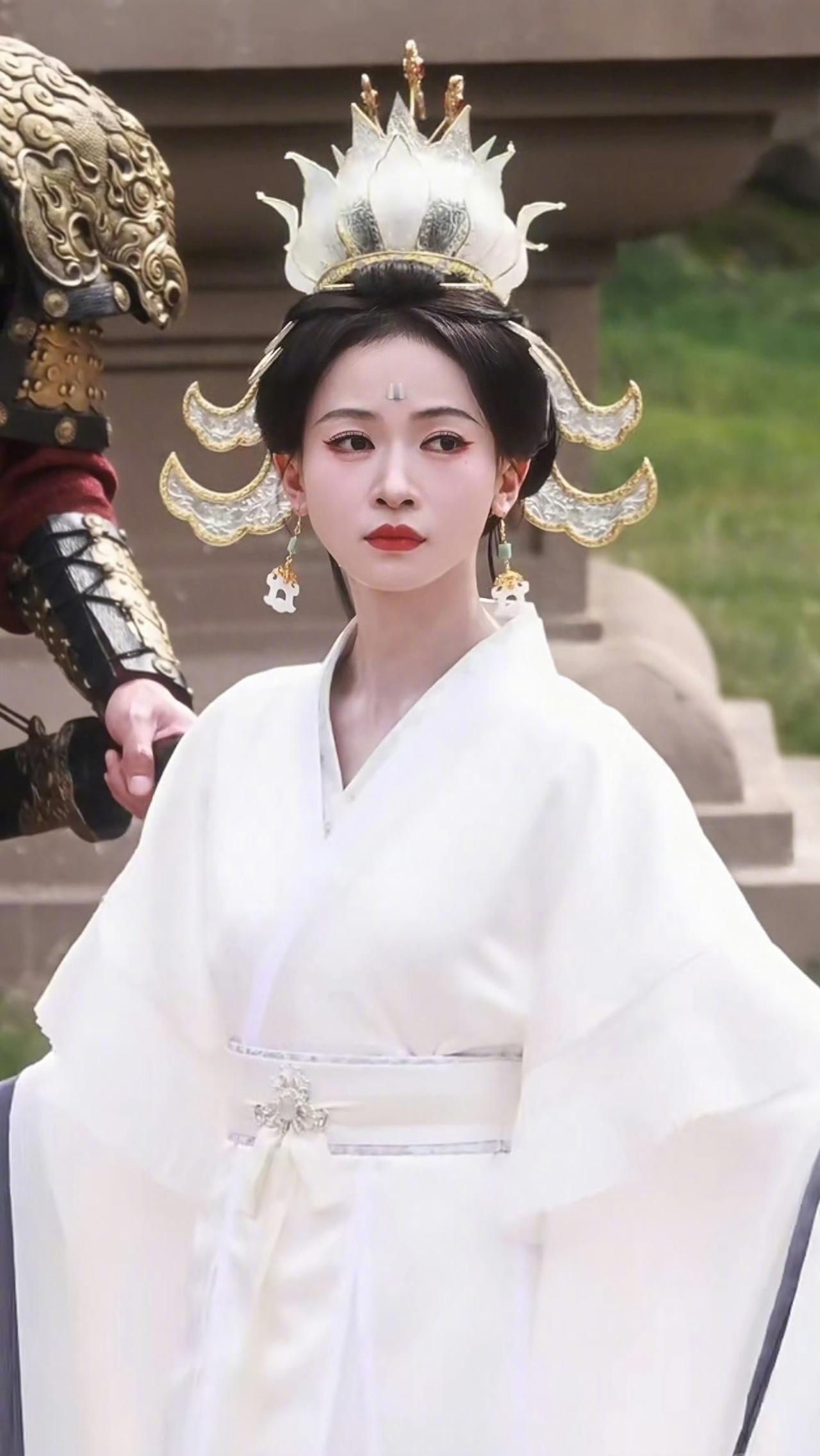 吴谨言在《凤不栖》的这组白衣路透，直接把古装剧的氛围感拉满了。
 
一身素白宽袖