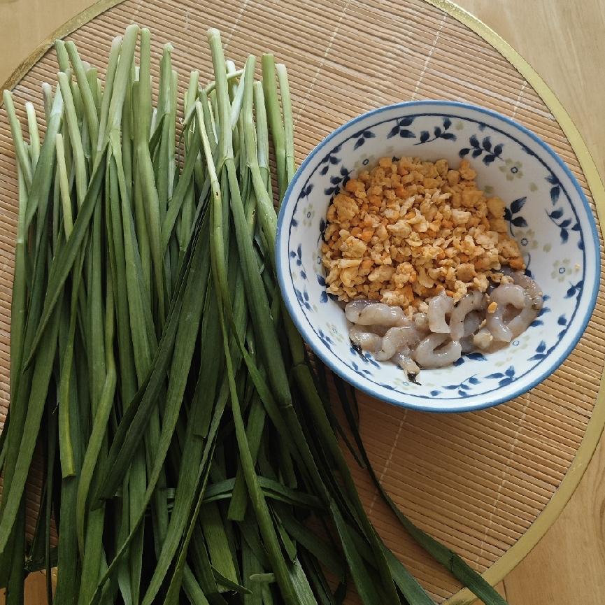 今天俺又用这点剩馅，加上韭菜，包了一顿韭菜、虾仁、鸡蛋、海胆水饺。
这韭菜喜腥，