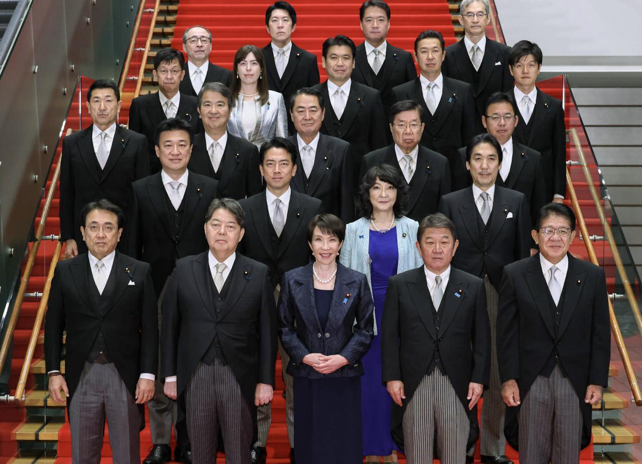 高市内阁红毯照。