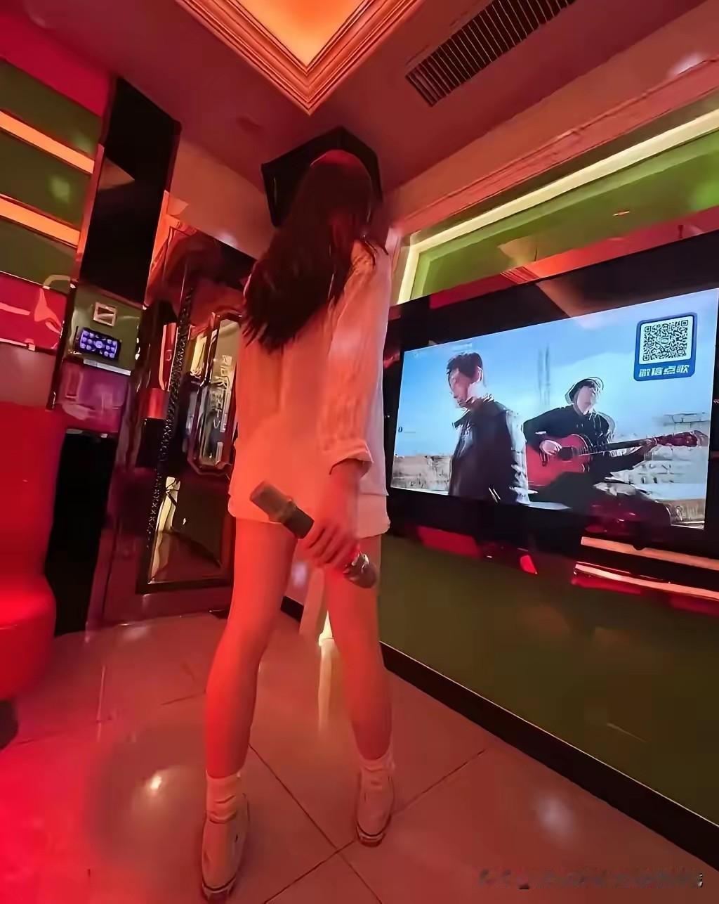 白嫖成功了？广东中山，24岁妙龄女子在会所上班，被一中年大叔看上想发生关系，接着