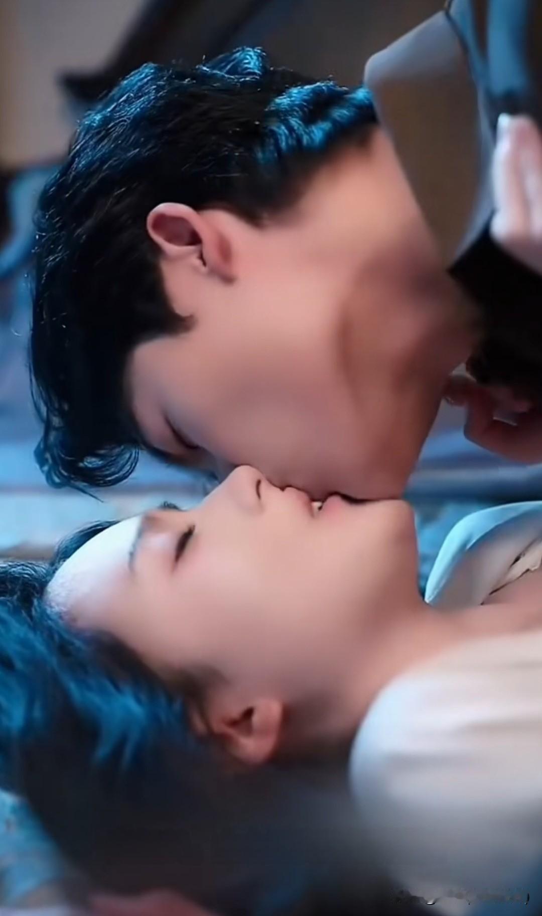 不断线
文/刚柔

你不必出声，我知道你在
像闭眼也知道月亮在窗外
世人从不曾听