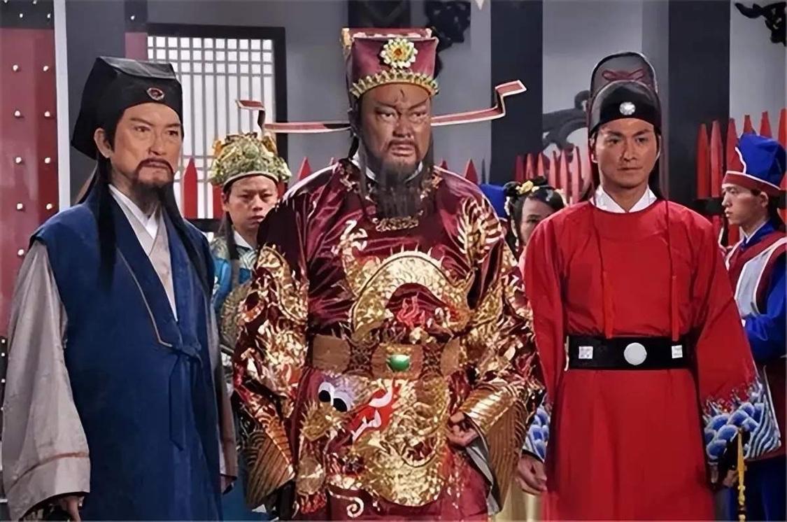 包拯一生铁面无私，办案时得罪了无数权贵奸臣，他深知自己在世时尚能护住展昭，一旦身