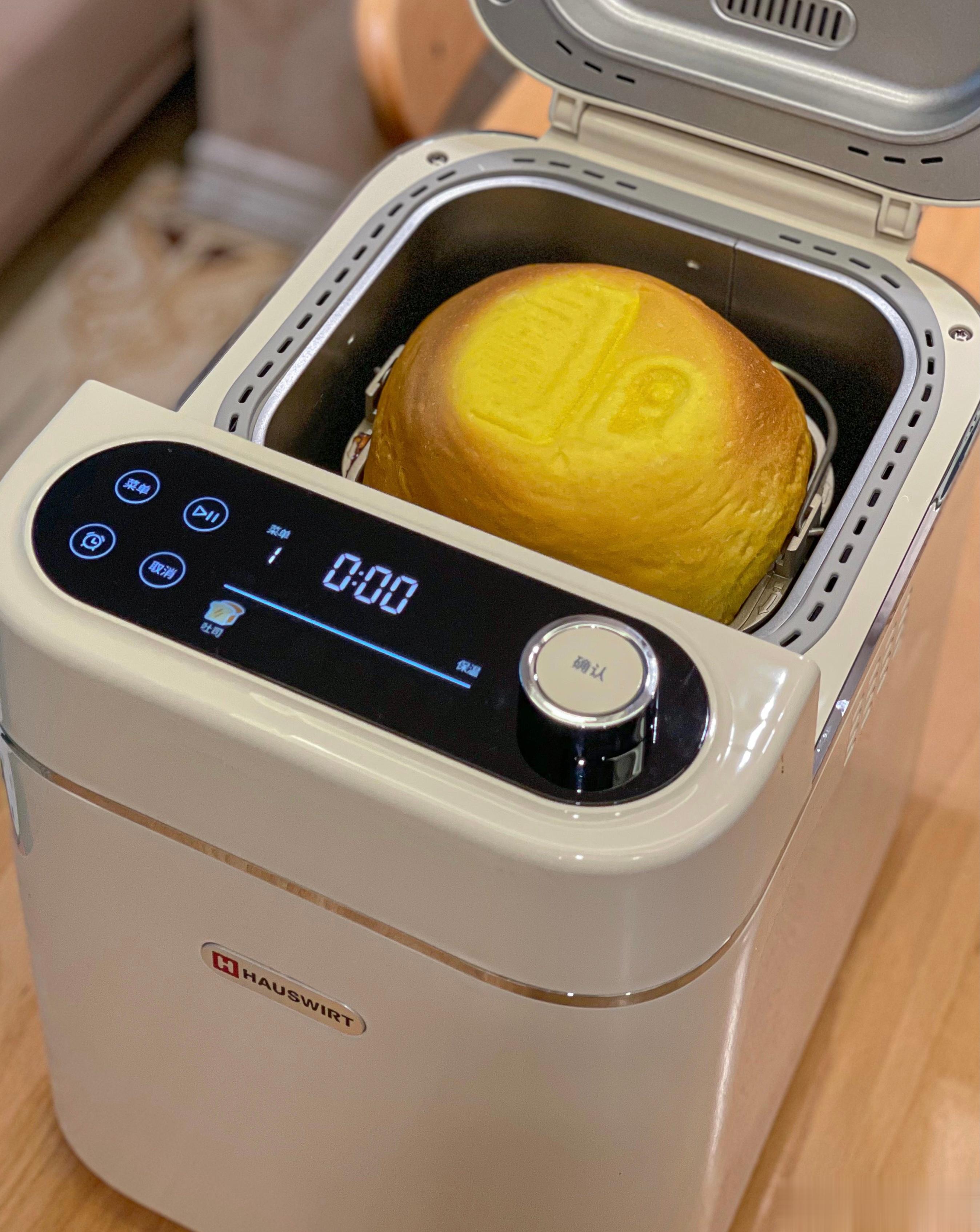 南瓜吐司出炉，长好高，顶到盖子啦，下次调整下面团（减少20克试下）等完美了再分享