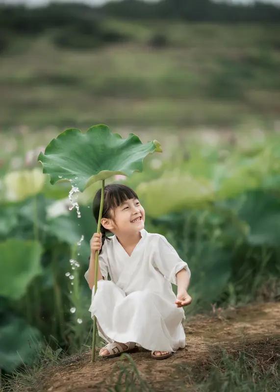 孩子童年最大的幸福，绝不是物质堆砌。很多家长拼命买贵玩具、报兴趣班，却忽略孩子内