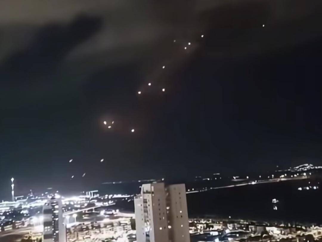 中东又不平静了，导弹满天飞，爆炸声响彻云霄。
继以色列袭击伊朗后，美国战机也加入