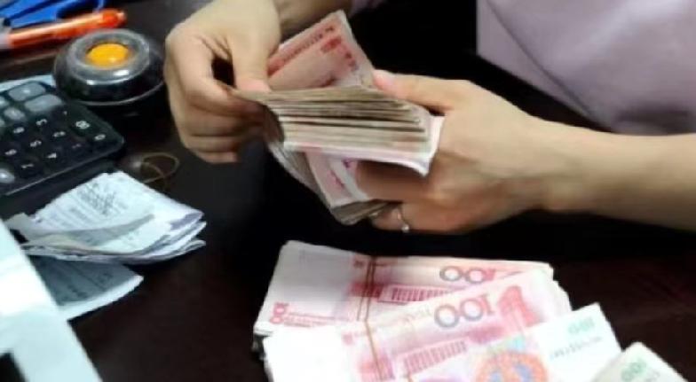 金价跌穿980，存钱利率不到1%，大牌只蹲折扣。

不是大家变懒了，也不是不敢花