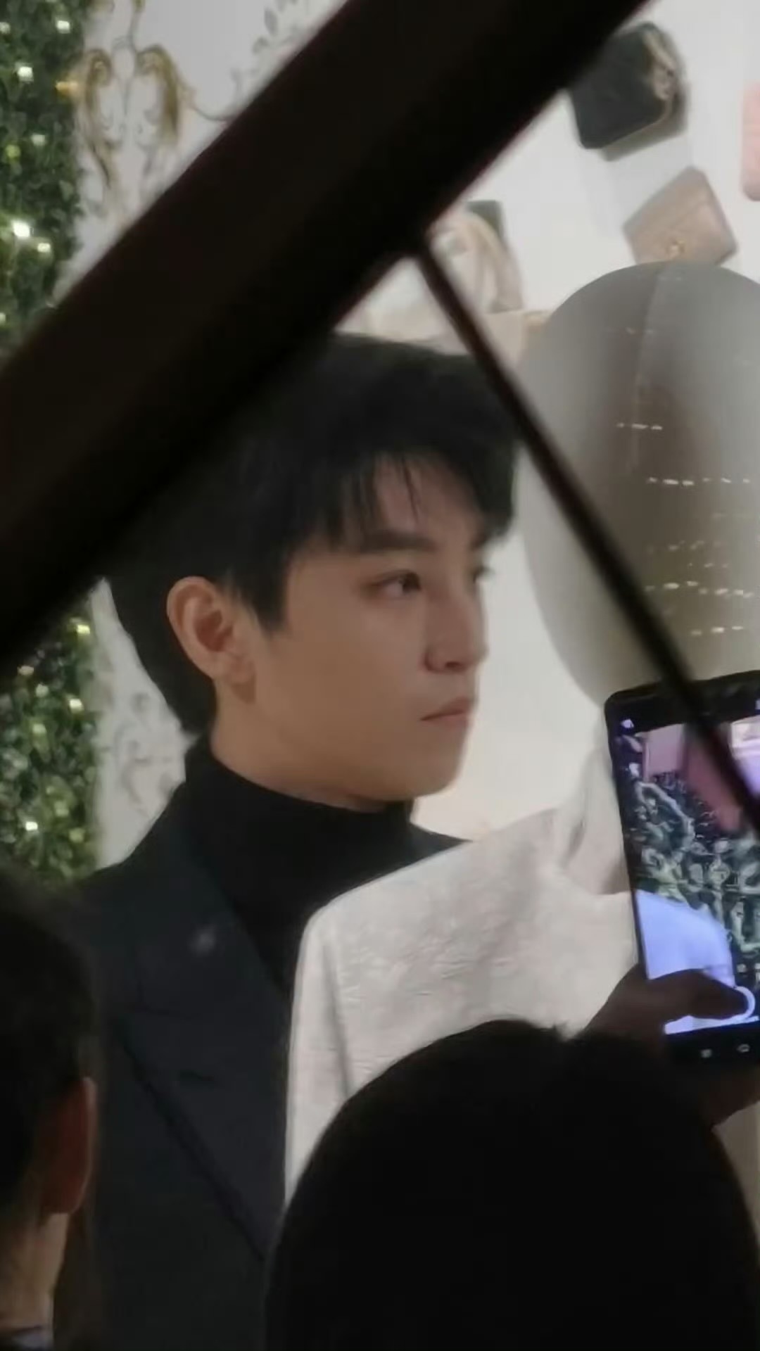 王俊凯南京线下活动生图，内搭是黑色高领衫