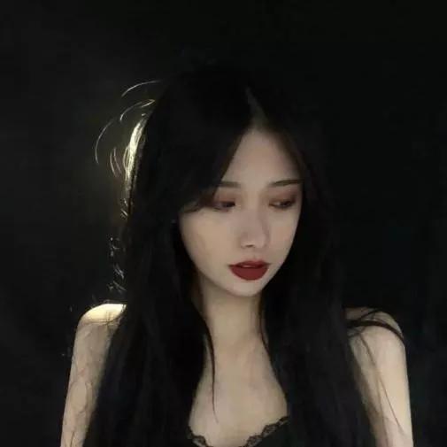 神秘的暗夜少女，红唇微启，诱惑无限。红唇美少女 暗夜优雅女神 幽暗少女 暗夜优雅