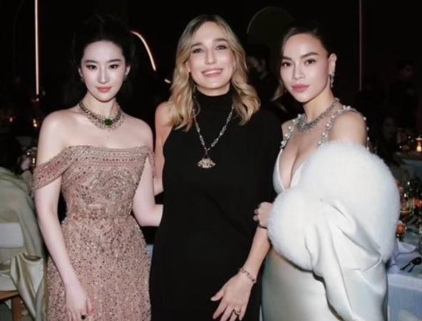 刘亦菲合照也被裁掉过！
宝格丽活动照，越南女演员发了三人合照，而刘亦菲裁掉了越南