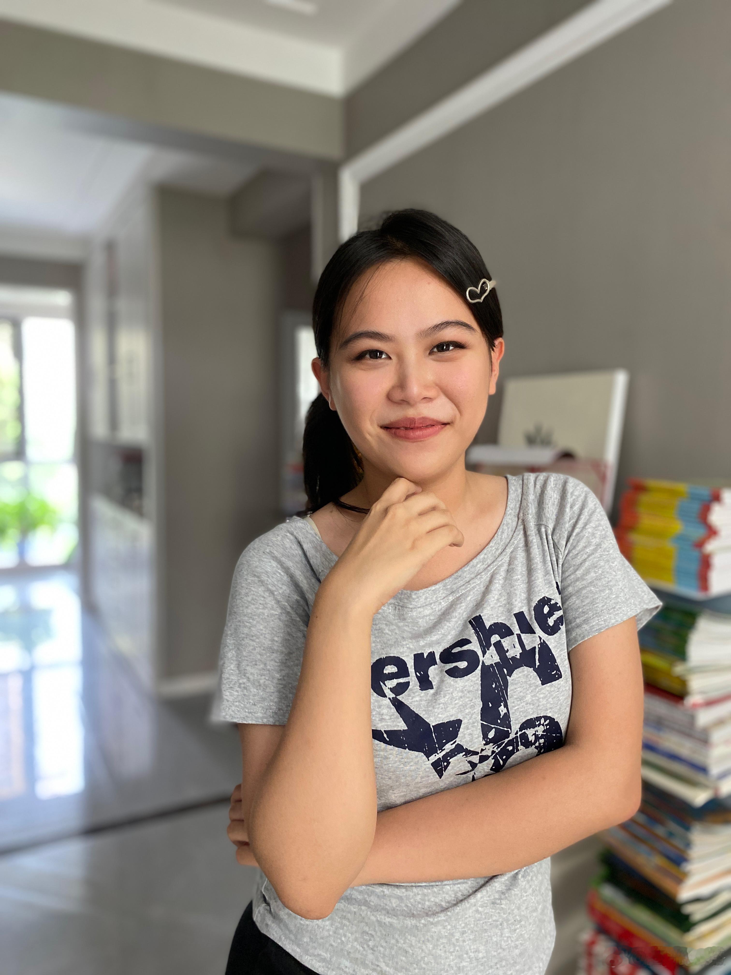 大宝和好朋友约着吃饭吃完饭两个人就开始练习化妆，化完出来给我展示她说这是画了一个