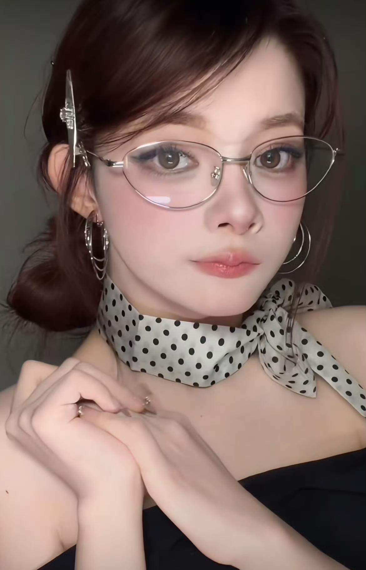 “脑瘫女孩帮家里还债40万！”00后脑瘫女孩“小糍粑”，身体不便却做美妆博主，3