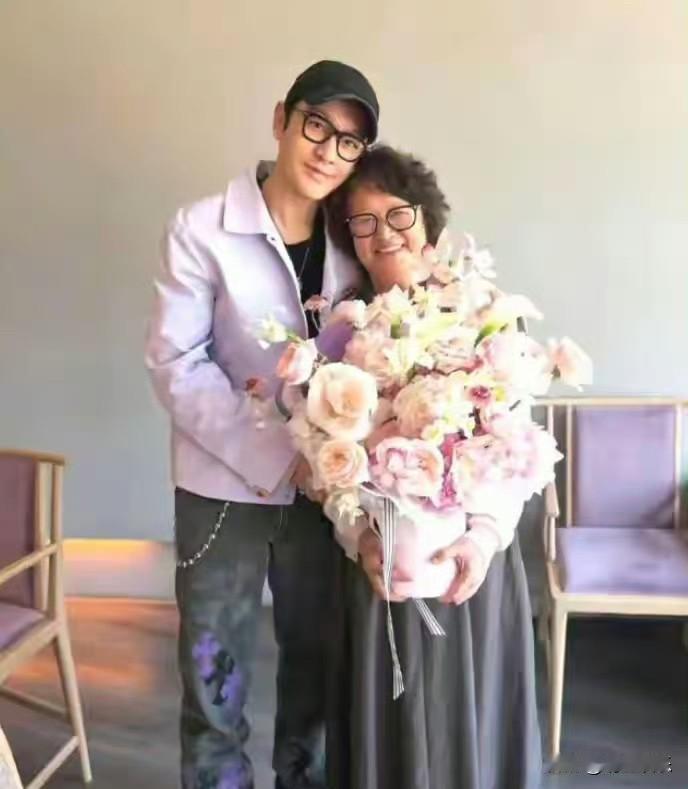 黄晓明之母张素霞：曾经挽救过儿子的婚姻，现在她的心最痛