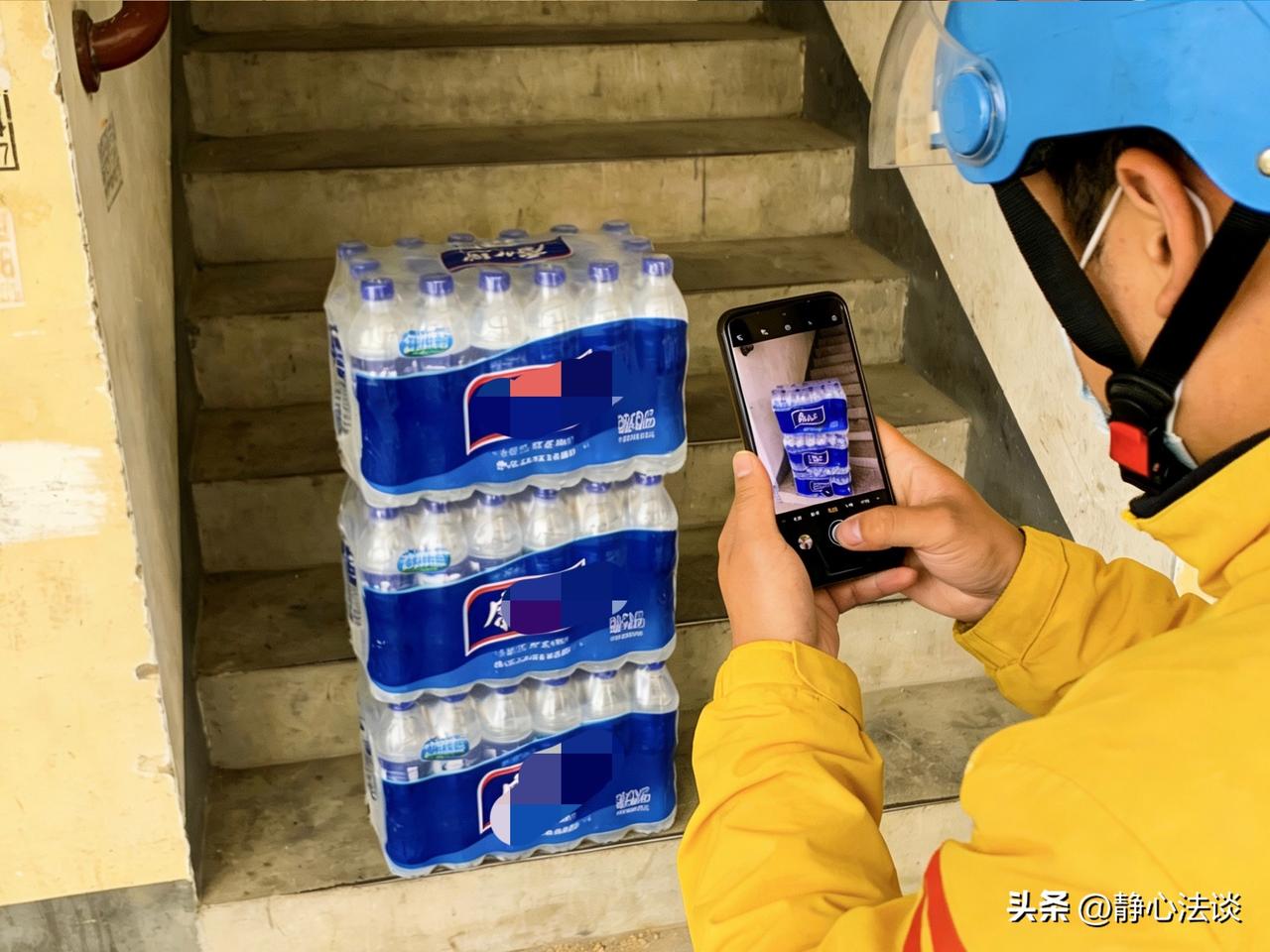 别拿善良当软弱！山东，外卖员带着3箱水去送货，到地方发现客户写的1楼地址变成了6