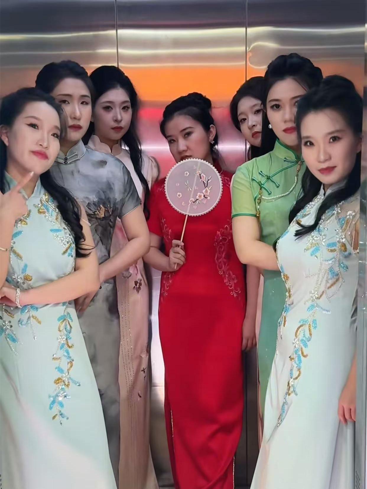真飒，真亮，鼓曲社女演员的旗袍变装来了！陶婉岚、朱婉蝶、朱婉璐、徐婉宣、徐婉婕、