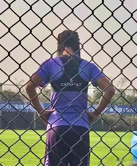 这位试训球员叫日火瓦体。天津津门虎中超