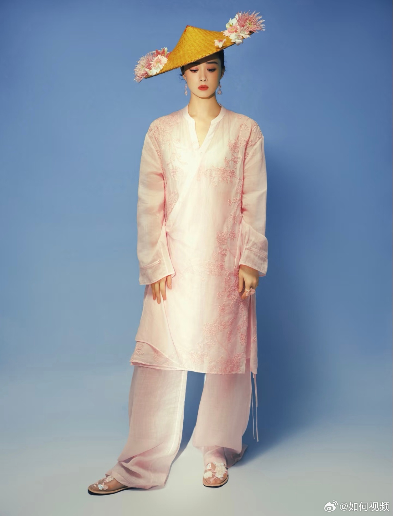 蒋欣斗笠造型蒋欣粉衣斗笠造型粉衣温婉配上古风斗笠，轻纱半掩眉眼，温婉柔情碰撞江湖