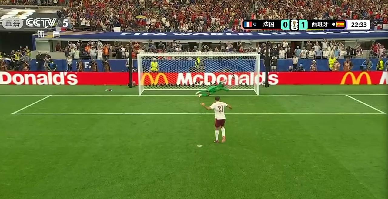 第21分钟，判了个点球，西班牙1-0领先法国。这是法国在这届世界杯第一次落后，比