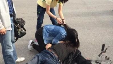 2017年，西安女孩跪地抢救晕倒老人，可惜的是，老人抢救无效离世了。没想到，4天